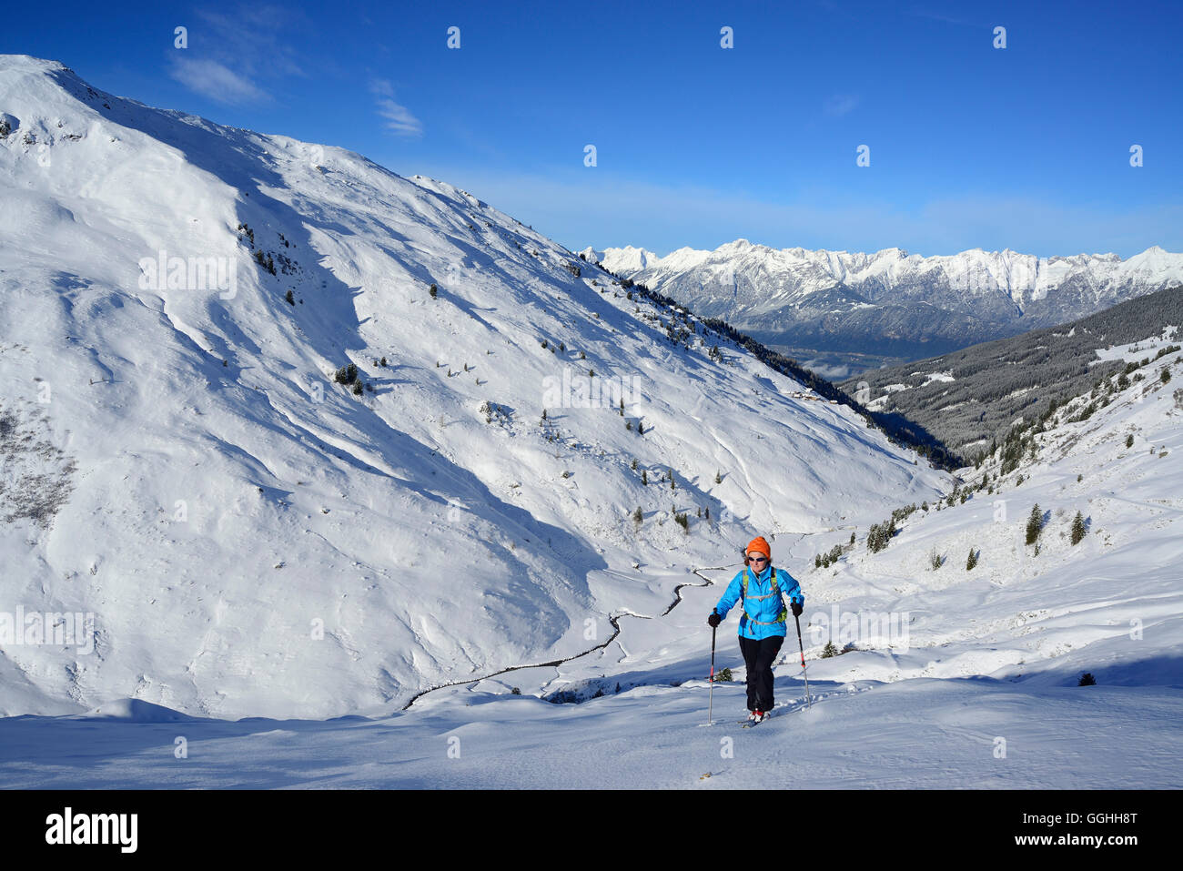 Femmina indietro-paese sciatore ascendente di Kleiner Gilfert, Karwendel in background, Kleiner Gilfert, Alpi di Tux, Tirolo, Austria Foto Stock