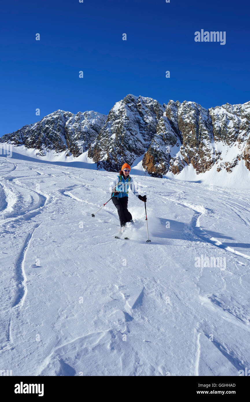 Femmina indietro-paese sciatore lo sci di discesa dal Monte Agglsspitze, Pflersch Valley, Staubai Alpi, Alto Adige, Italia Foto Stock