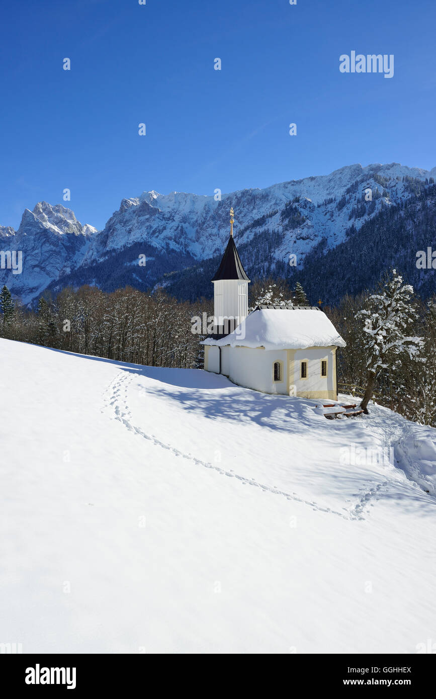 Coperto di neve e cappella di Sant'Antonio, Kaisertal, Wilder Kaiser, Kaiser montagne, Tirolo, Austria Foto Stock