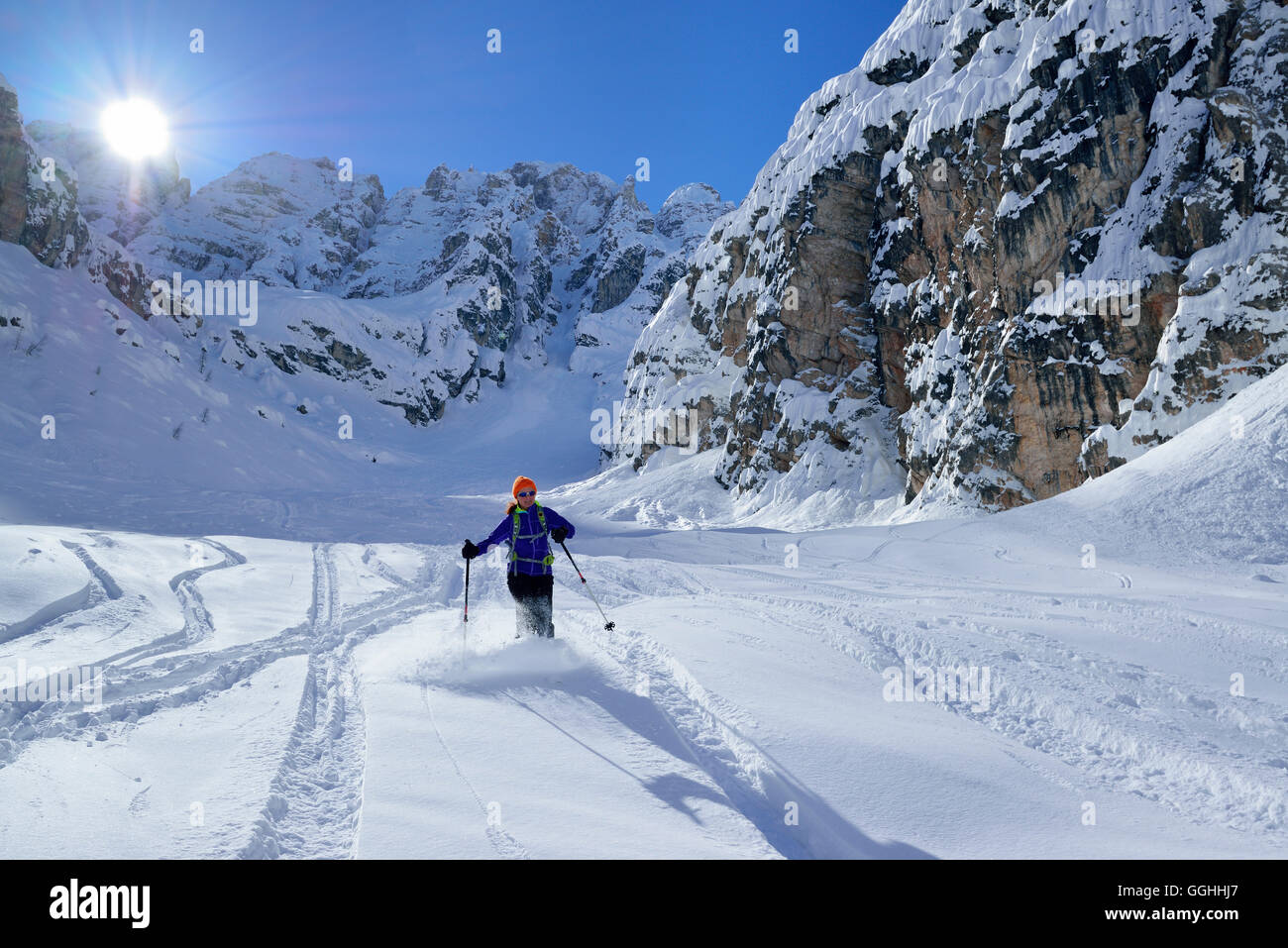 Femmina indietro-paese sciatore lo sci di discesa dal cristallo wind gap, Cristallo, Dolomiti, Belluno, Veneto, Italia Foto Stock