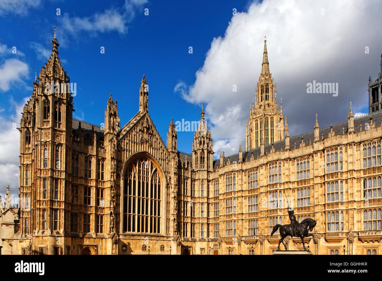 Il Palazzo vecchio cortile con la statua equestre di Richard I. davanti ot Westminster Hall del Palazzo di Westminster, chiamato anche Hou Foto Stock