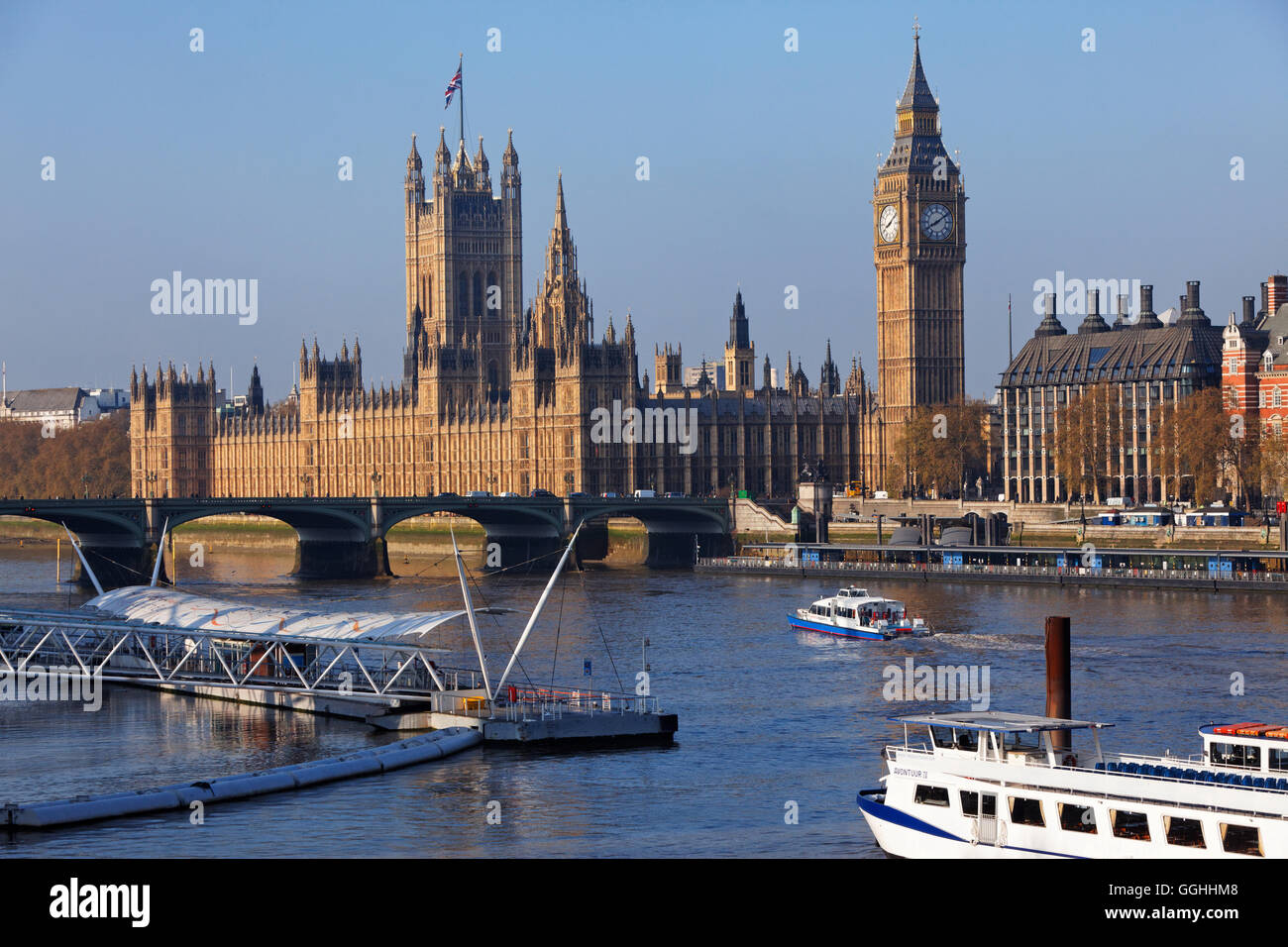 London Eye Pier, il Tamigi e il Palazzo di Westminster aka Houses of Parliament, Westminster, London, England, Regno Unito Foto Stock