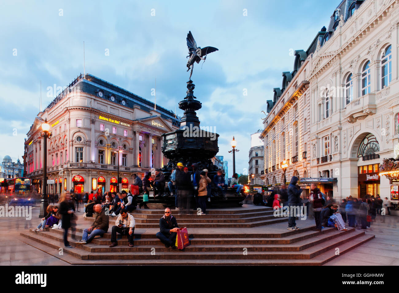 Piccadilly Circus e la statua di Eros, nel West End di Londra, Inghilterra, Regno Unito Foto Stock