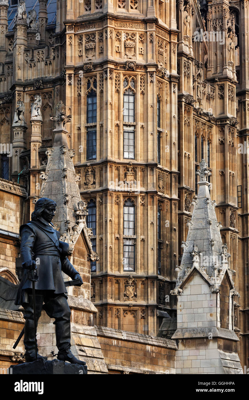 Statua di Oliver Cromwell di fronte il Palazzo di Westminster aka Houses of Parliament, Westminster, London, England, Regno Unito Foto Stock