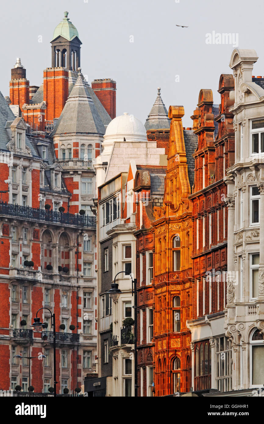 Brompton Road e Knightsbridge di Londra, Inghilterra, Regno Unito Foto Stock