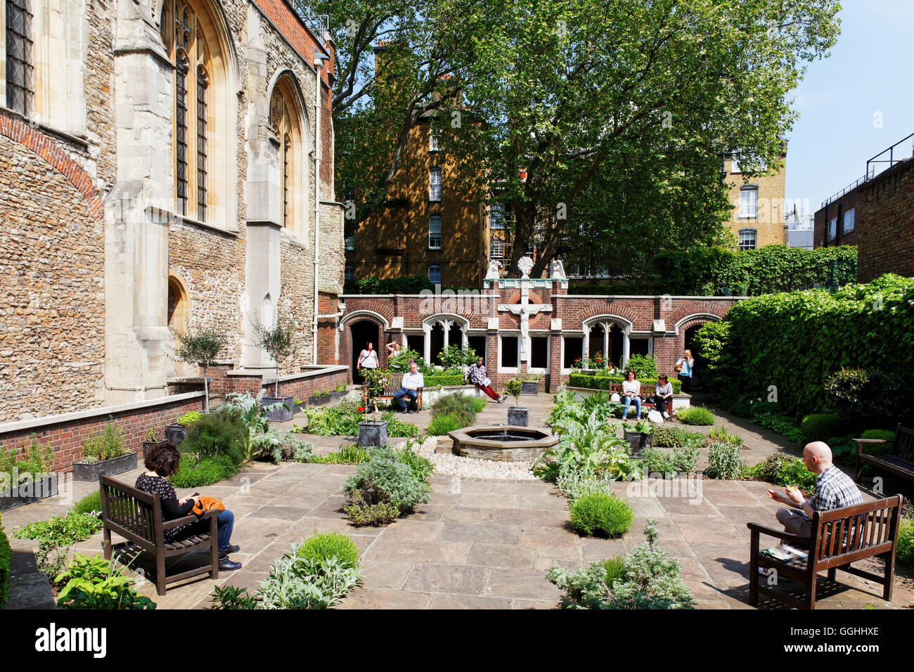 Pausa pranzo nel giardino della chiesa di San Giovanni di San Giovanni Piazza, Clerkenwell, London, England, Regno Unito Foto Stock
