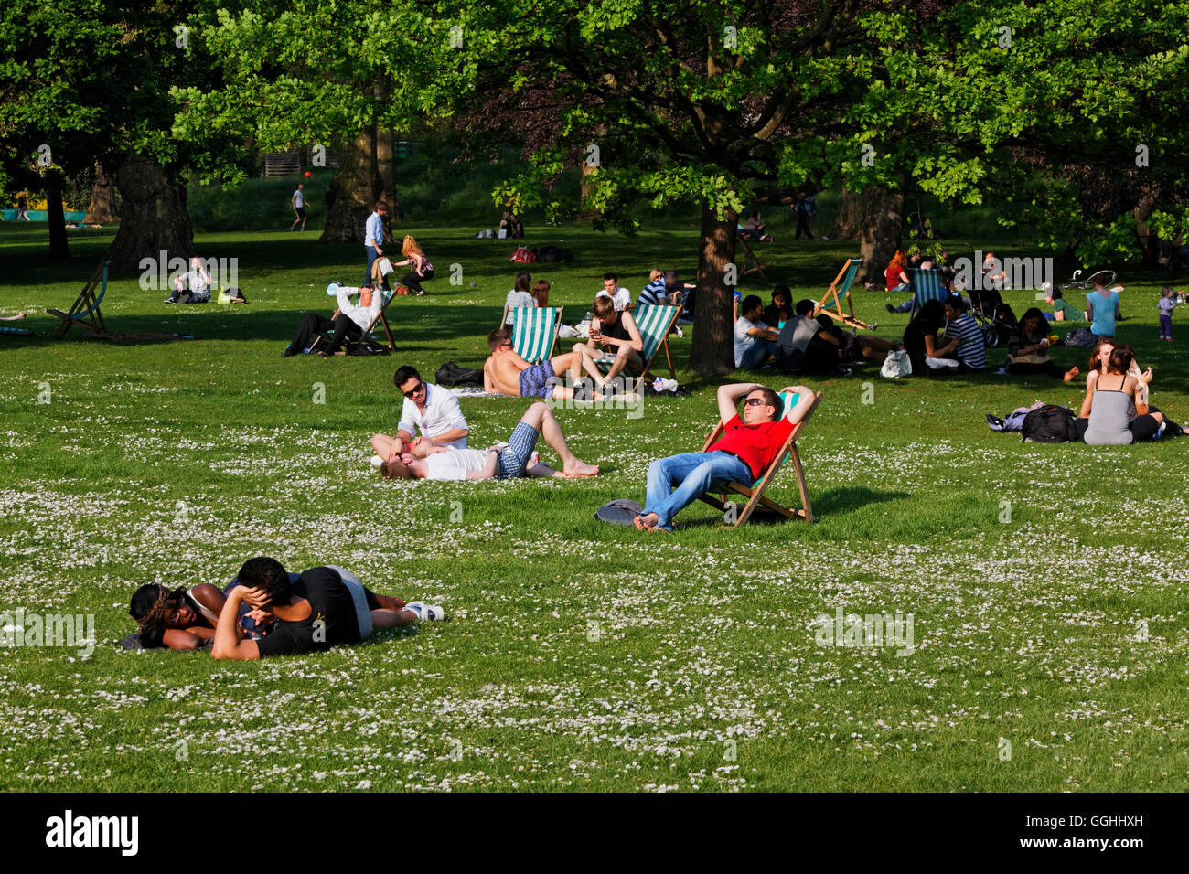Pausa pranzo in St James Park, Westminster, London, England, Regno Unito Foto Stock