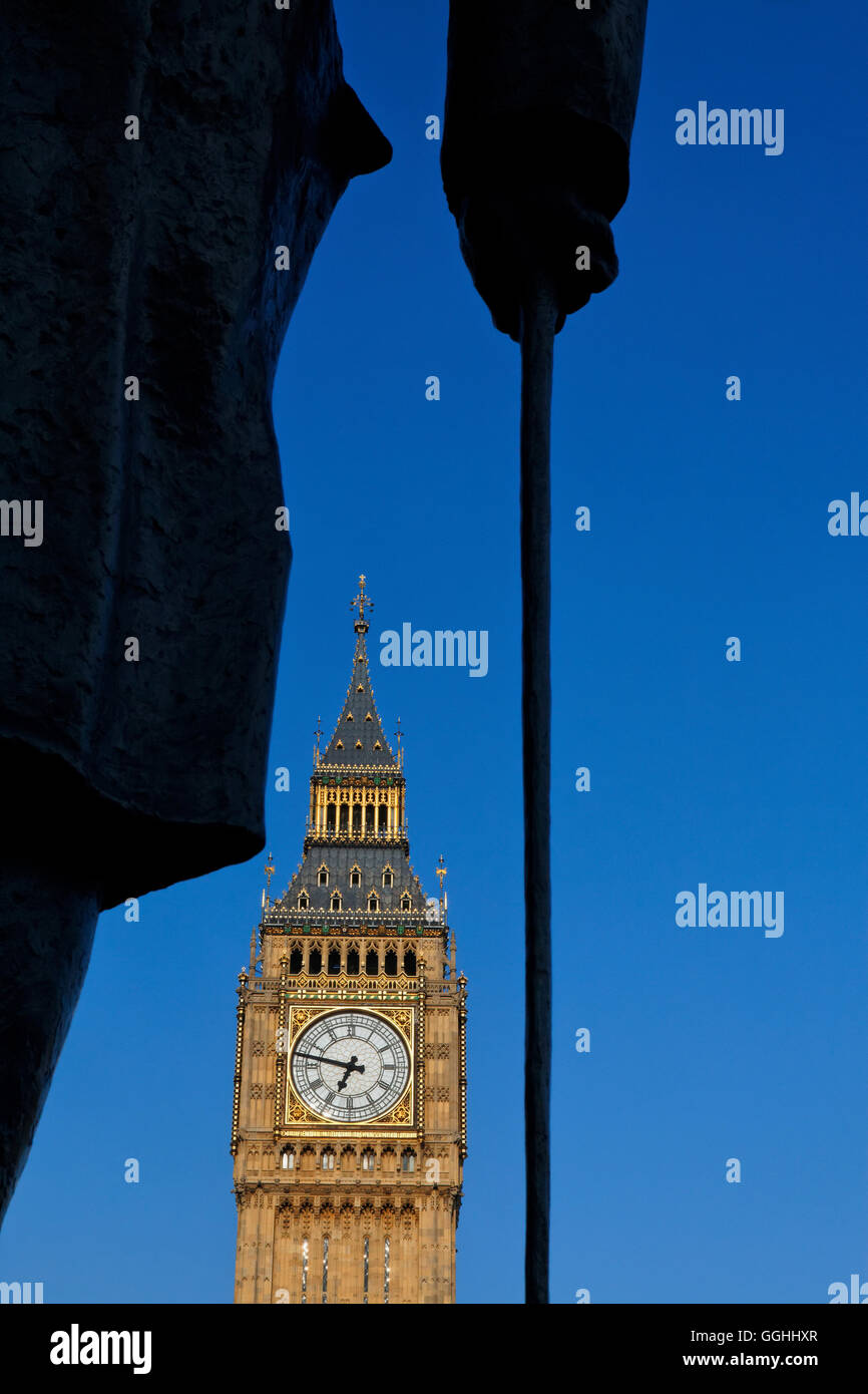 Statua di Churchill sulla piazza del Parlamento, il Big Ben in background, Westminster, London, England, Regno Unito Foto Stock