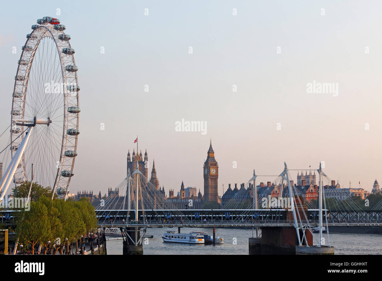 South Bank, London Eye, il Tamigi e il Palazzo di Westminster aka Houses of Parliament, Westminster, London, England, Regno Unito Foto Stock