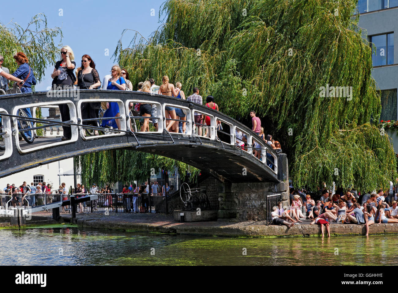 Ponte sul Regent's Canal vicino al Camden Lock market, Camden, London, England, Regno Unito Foto Stock