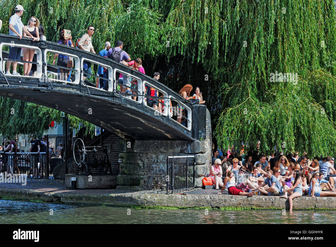 Ponte sul Regent's Canal vicino al Camden Lock market, Camden, London, England, Regno Unito Foto Stock