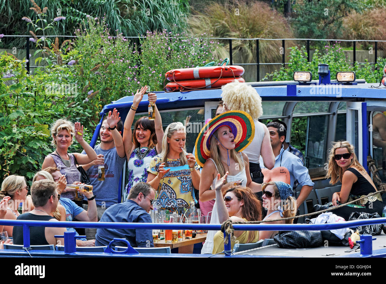 Festa su una barca sul canale sul Regent's Canal, Camden, London, England, Regno Unito Foto Stock