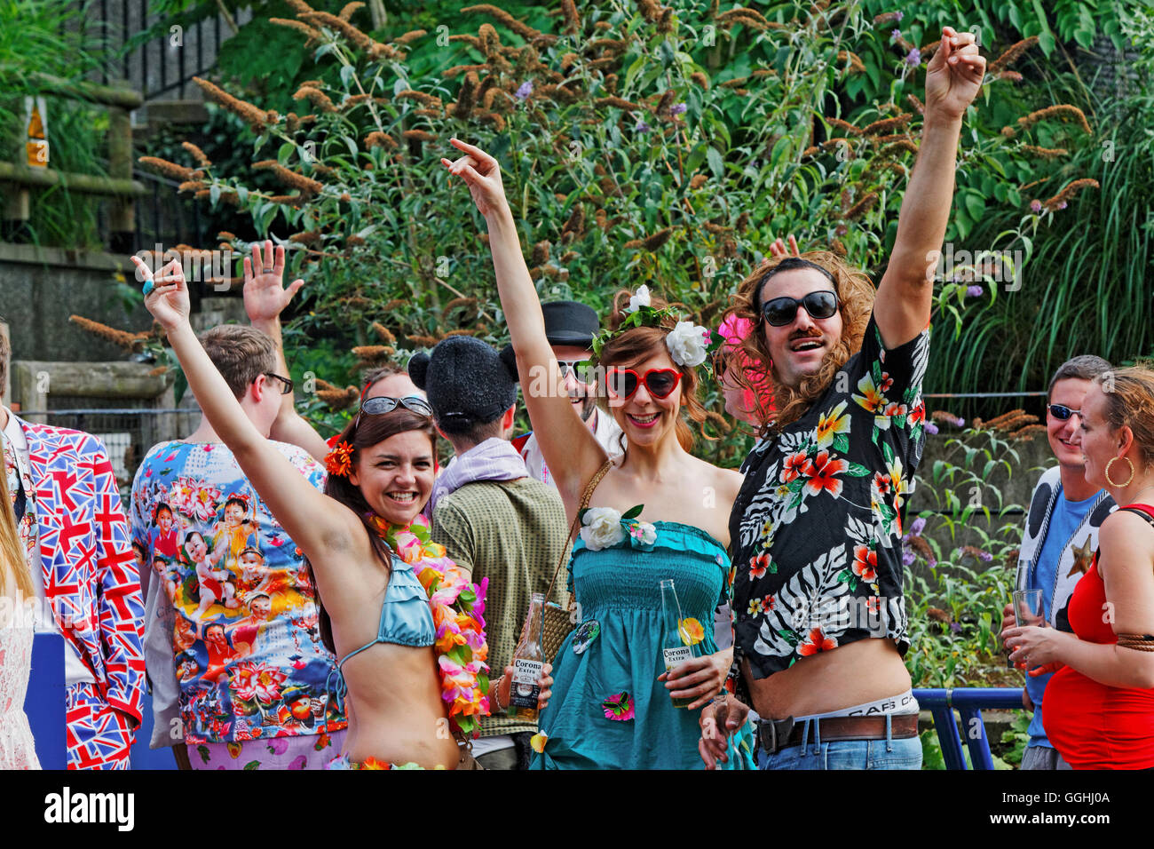 Festa su una barca sul canale sul Regent's Canal, Camden, London, England, Regno Unito Foto Stock