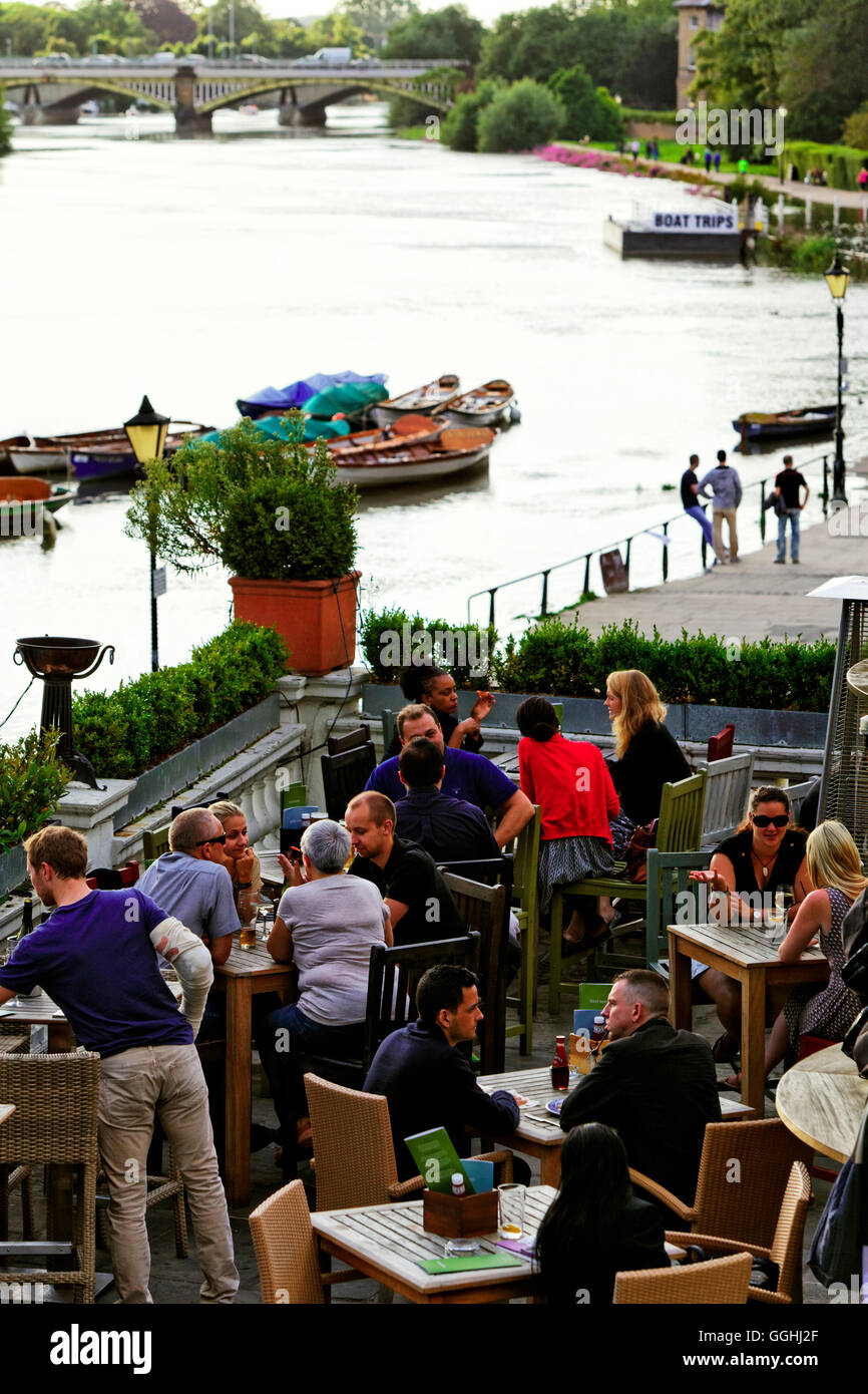 Terrazza della brocca e Piano Bar con vista sul fiume Tamigi, Richmond Upon Thames, Surrey, England, Regno Unito Foto Stock