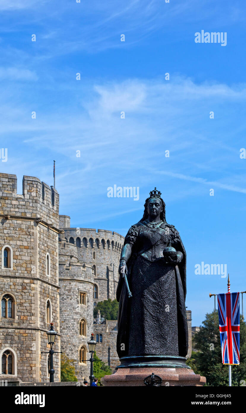 Statua della regina Victoria di fronte al Castello di Windsor, Windsor, Windsor, London, England, Regno Unito Foto Stock
