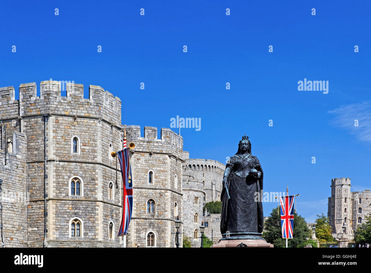 Statua della regina Victoria di fronte al Castello di Windsor, Windsor, Windsor, London, England, Regno Unito Foto Stock