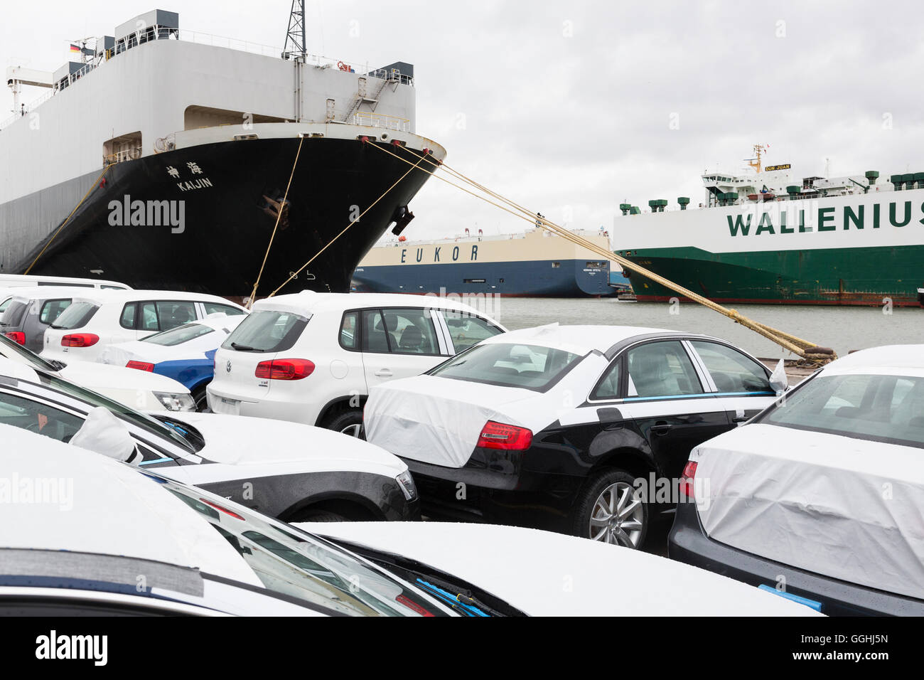 Nuove vetture su di un area di parcheggio in attesa di spedizione, Bremerhaven, Brema, Germania Foto Stock