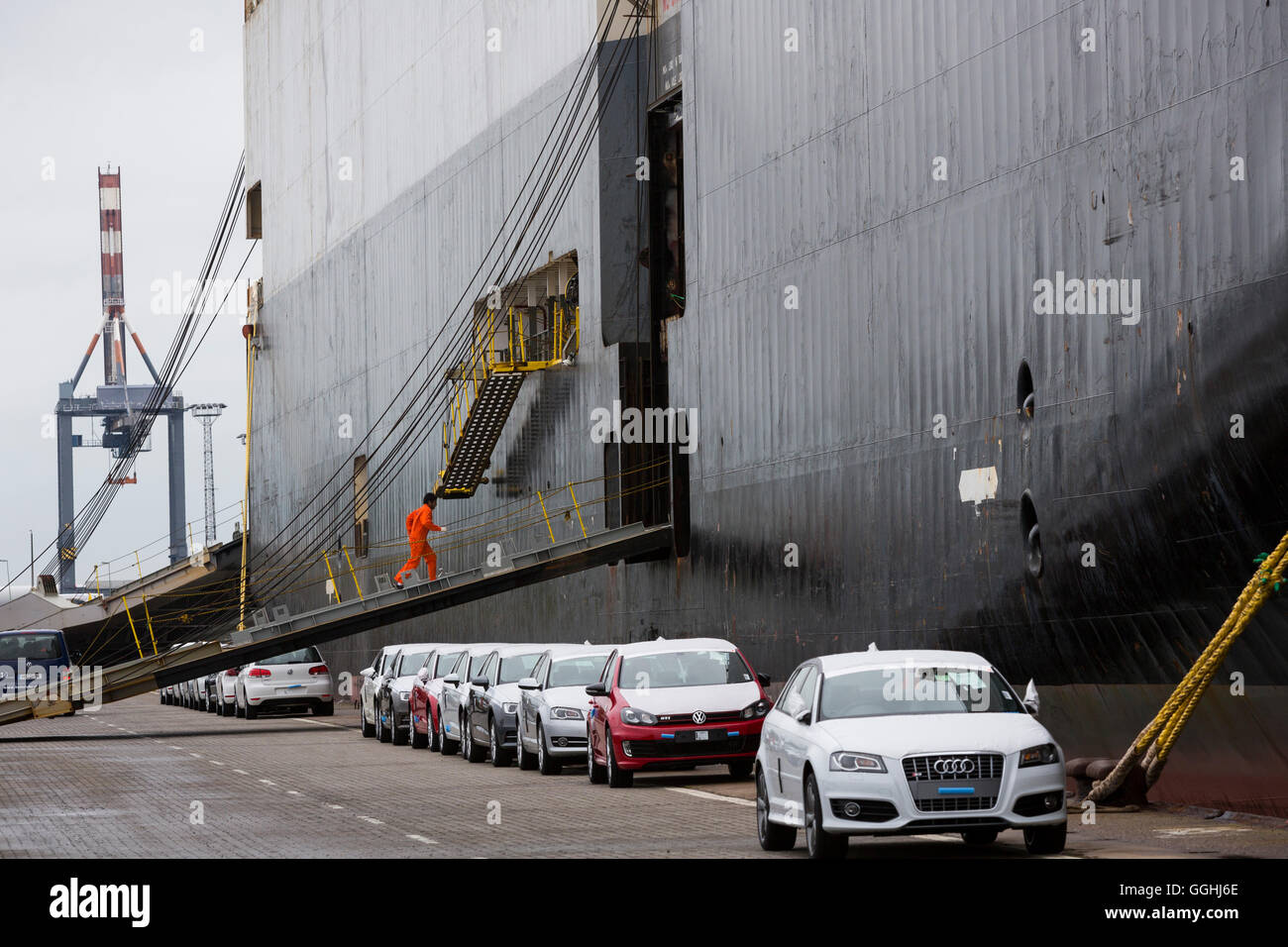 Nuove vetture provenienti da diversi produttori su un'area di parcheggio in attesa di spedizione, Bremerhaven, Germania Foto Stock