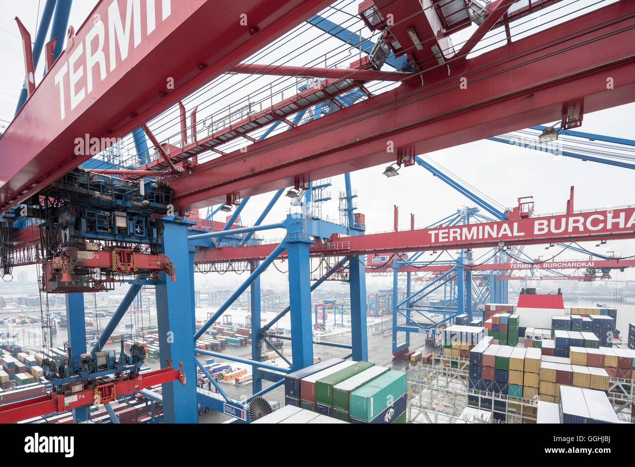Il carico e lo scarico della nave portacontainer CMA CGM Marco Polo nel terminale per container Burchardkai di Amburgo, Germania Foto Stock