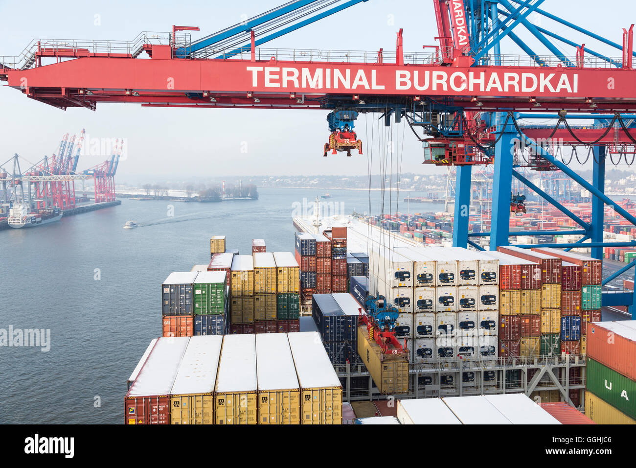 Il carico e lo scarico della nave portacontainer CMA CGM Marco Polo nel terminale per container Burchardkai, Amburgo, Germania Foto Stock