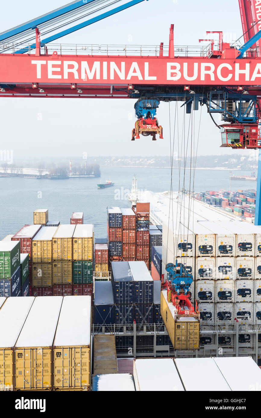 Il carico e lo scarico della nave portacontainer CMA CGM Marco Polo nel terminale per container Burchardkai, Amburgo, Germania Foto Stock