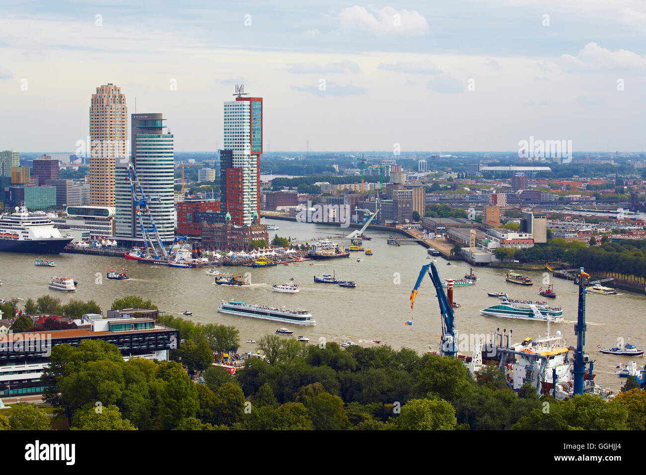 Vista dalla Torre Euromast verso il porto, hotel di New York e la nuova nave passeggeri Rotterdam, Skyline, Rotterdam, provi Foto Stock