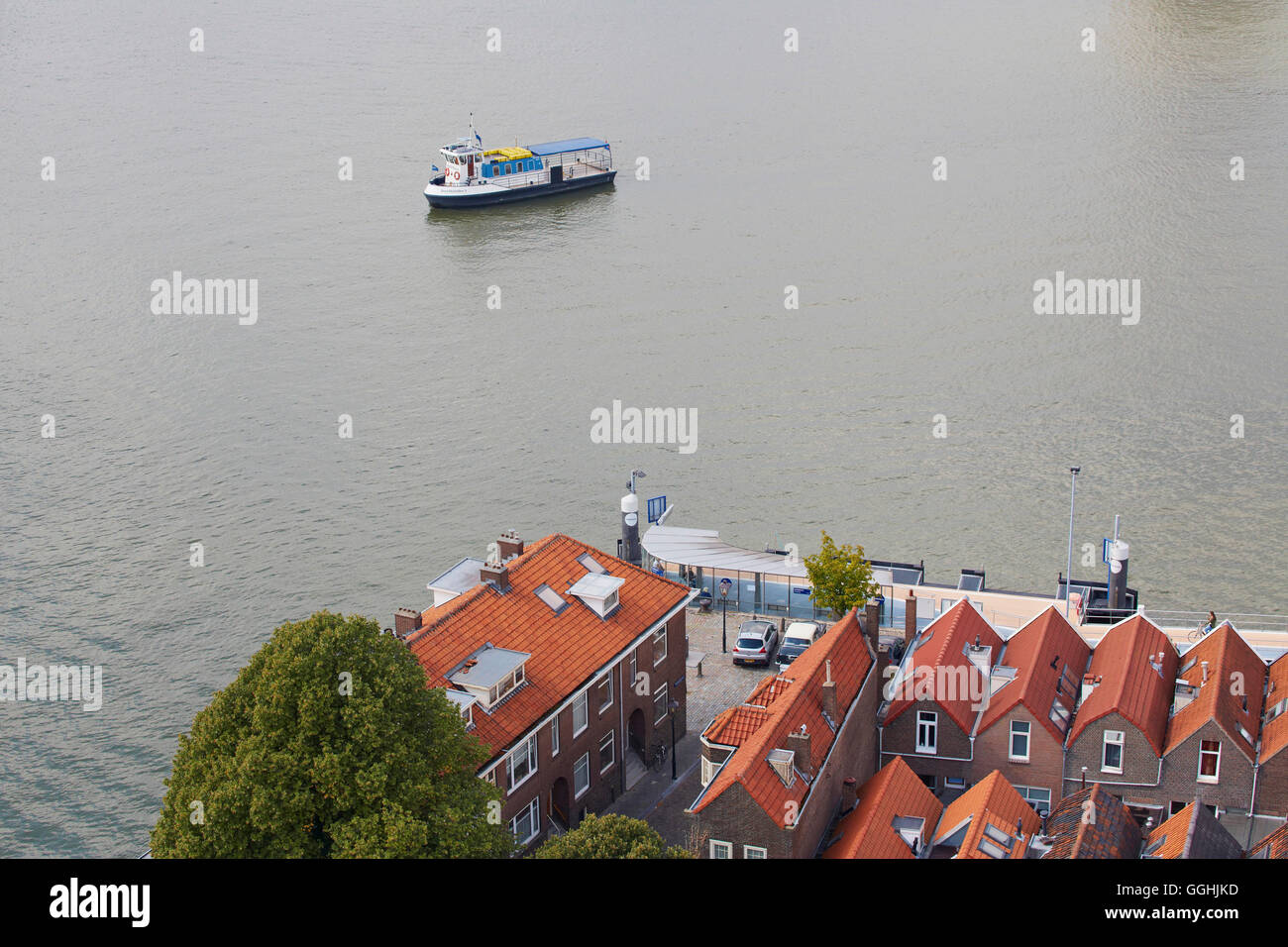 Vista dalla torre del Grote Kerk e la vecchia città di Dordrecht e l'idrovia Oude Maas, Provincia di Paesi Bassi meridionali, Sou Foto Stock