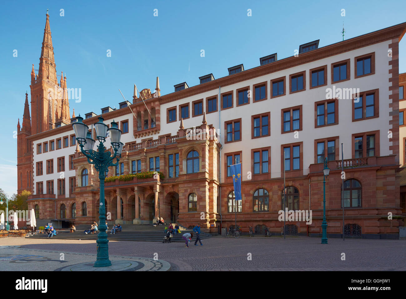 Town Hall, Neues Rathaus e la chiesa Marktkirche, sulla piazza del mercato, Wiesbaden, Mittelrhein, Medio Reno, Hesse, Germania, UE Foto Stock