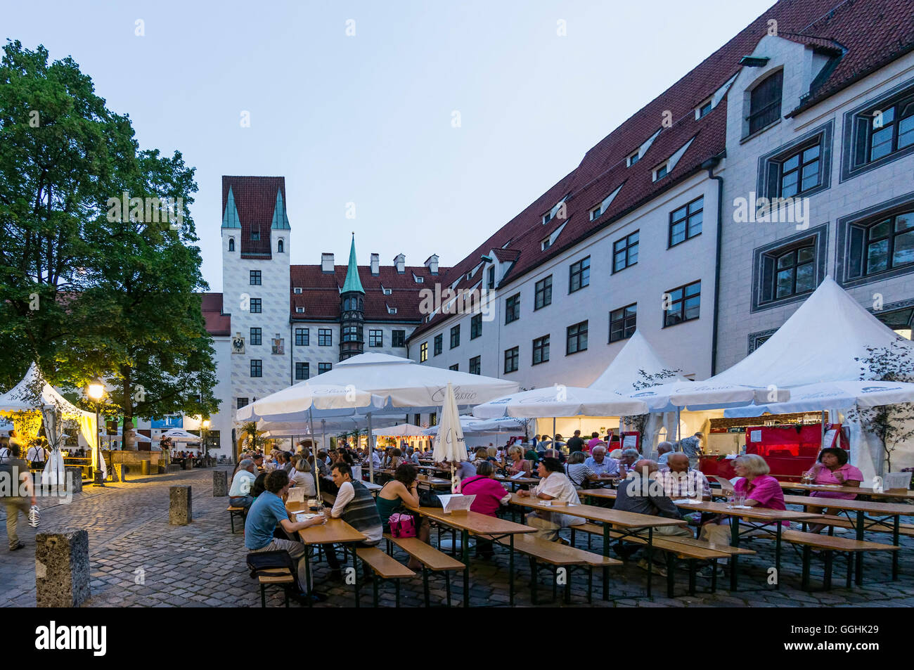 Il festival del vino nel vecchio cortile, Affenturm, Monaco di Baviera, Germania Foto Stock