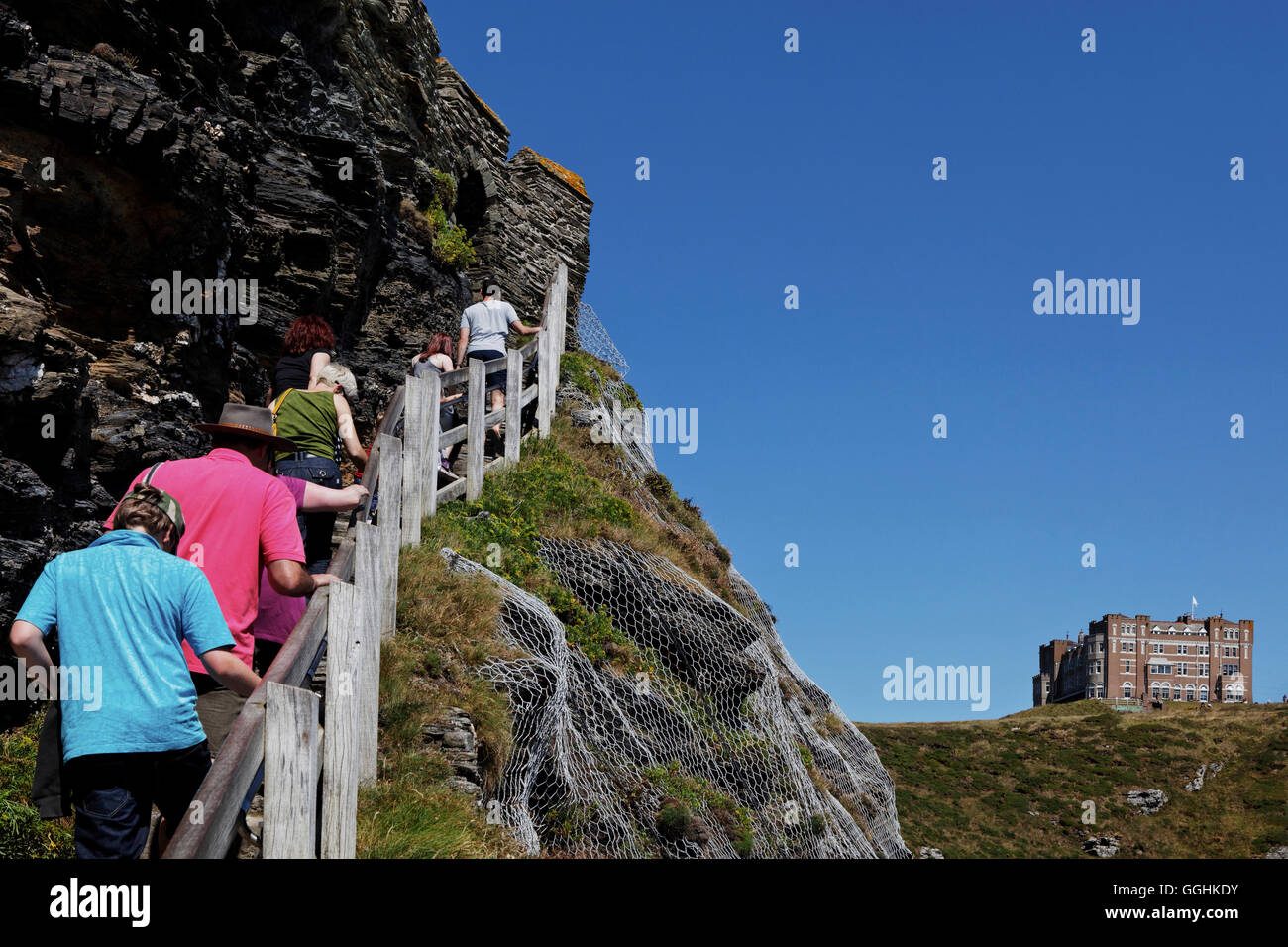 Persone salendo una scala fino a Tintagel Castle, Re Artù e Camelot Hotel Castello, Tintagel, Cornwall, Inghilterra, Gran Bretagna Foto Stock