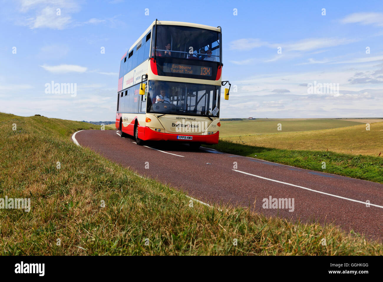 Bus pubblico sulla strada di un paese vicino a Beachy Head, East Sussex, Inghilterra, Gran Bretagna Foto Stock