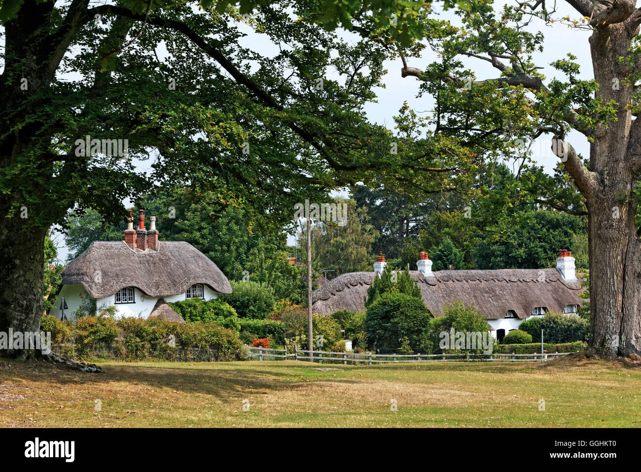 Cottage con il tetto di paglia, Lyndhurst, New Forest, Hampshire, Inghilterra, Gran Bretagna Foto Stock