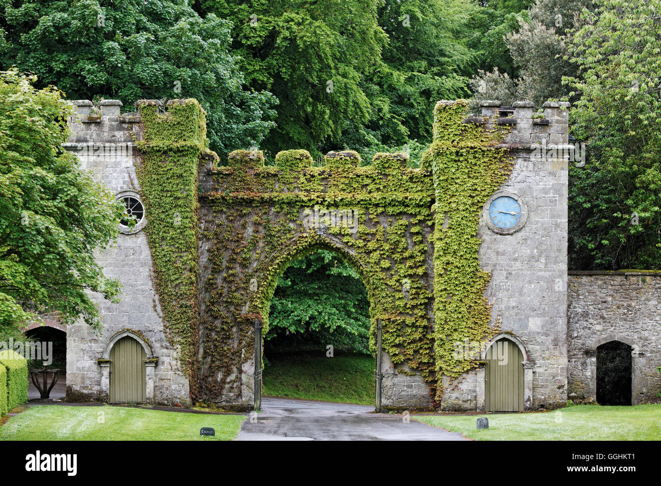 Ingresso e gatehouse a Stourhead House, Warminster, Wiltshire, Inghilterra, Gran Bretagna Foto Stock