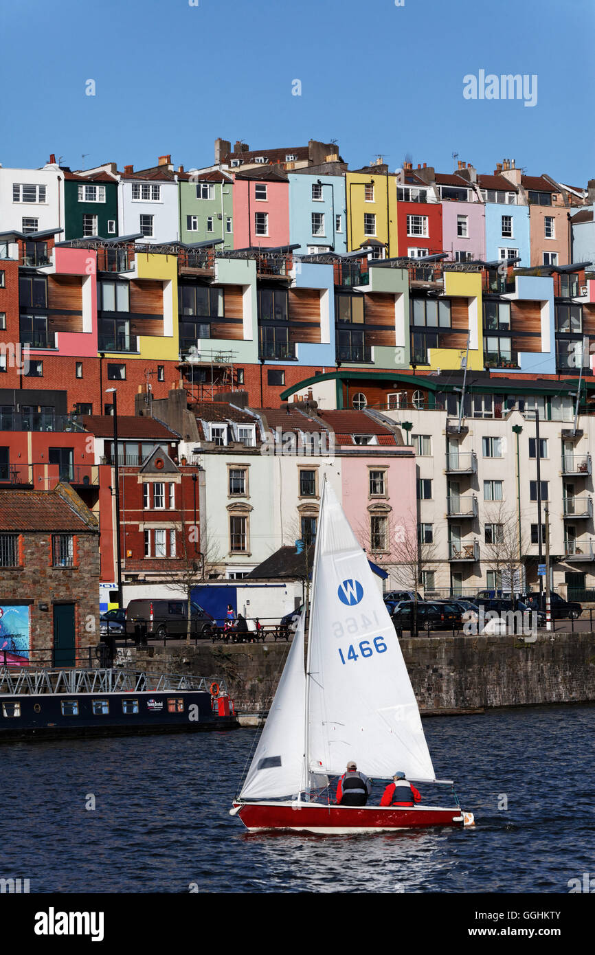 Porto di Bristol con case colorate in background, Bristol, Somerset, Inghilterra, Gran Bretagna Foto Stock