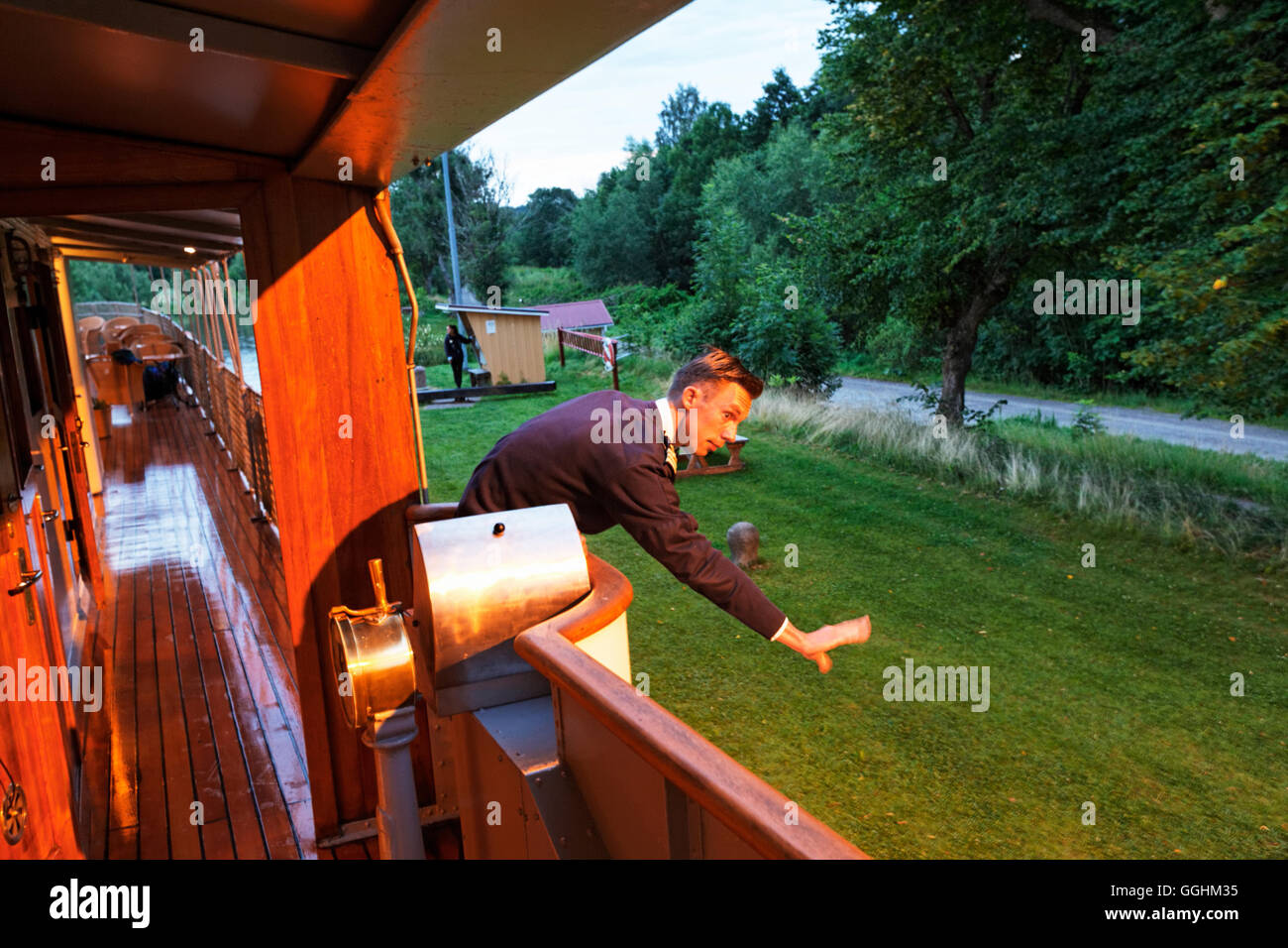 Capitano dello storico battello fluviale Juno durante una difficile manouvre sulla Gota canal, Norrkoeping, Svezia Foto Stock