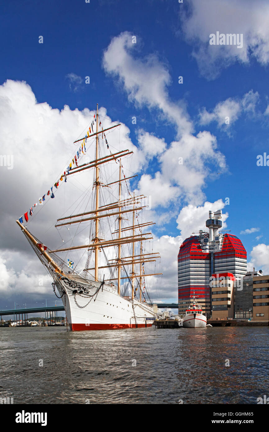 Grattacielo Lilla Bommen e una storica Tall Ship nel porto di Göteborg, Svezia Foto Stock