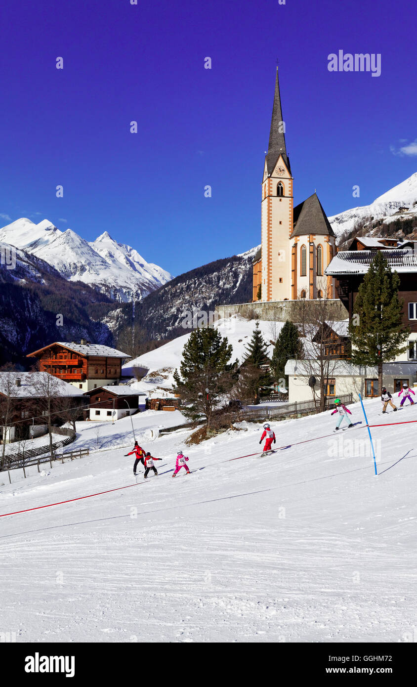 I bambini che imparano a sciare Heiligenblut e Grossglockner, Parco Nazionale Hohe Tauern, Carinzia, Austria, Europa Foto Stock