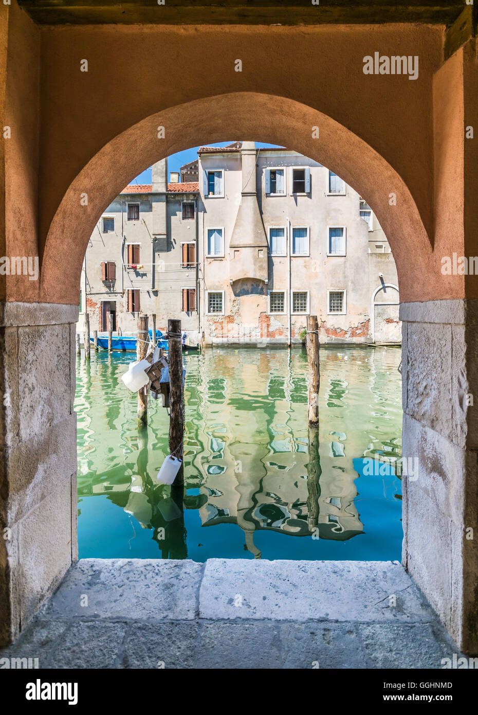 Chioggia scorcio da arcate lungo i canali. Foto Stock