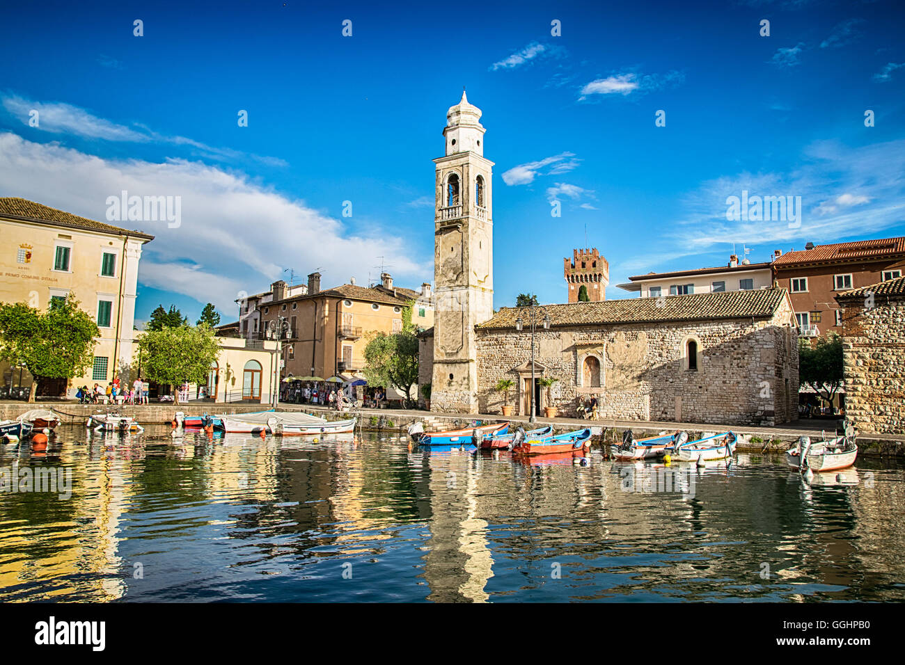 Piccolo e romantico porto di Lazise sul Lago di Garda, Italia. Foto Stock