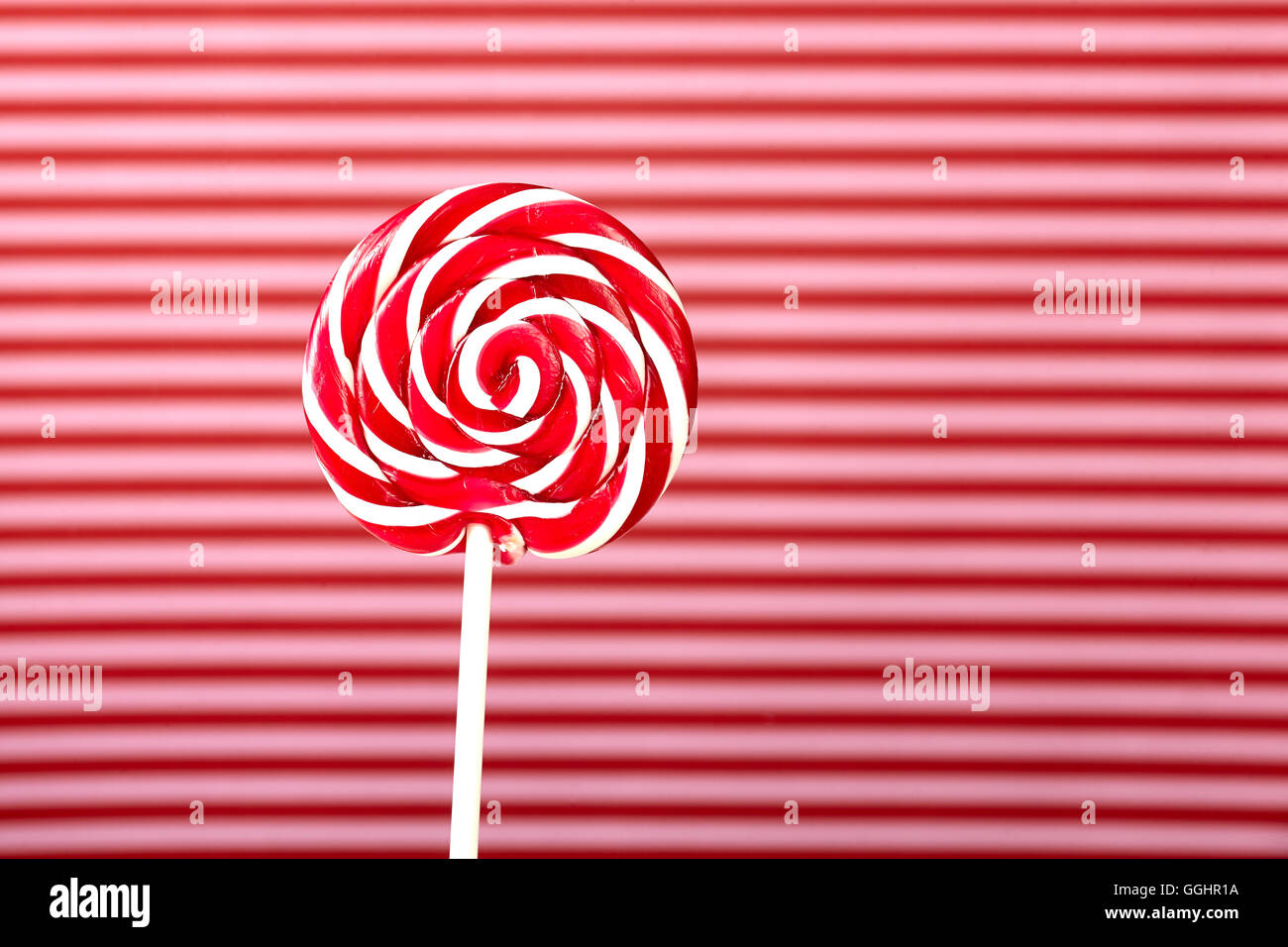 Il bianco e il rosso grande spirale lollipop su stick Foto Stock