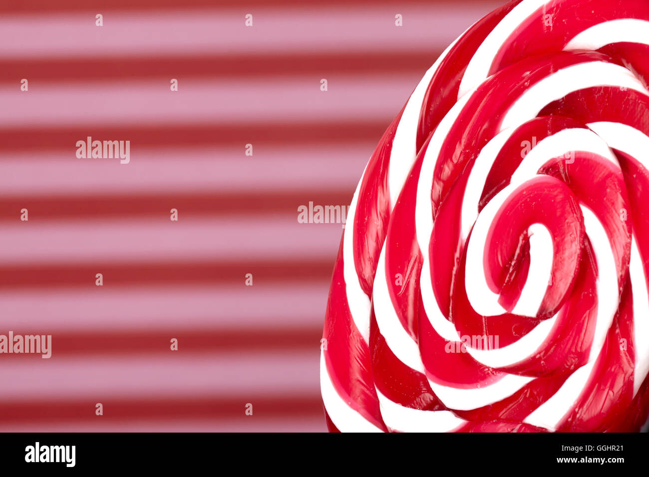 Il bianco e il rosso grande spirale lollipop su stick Foto Stock