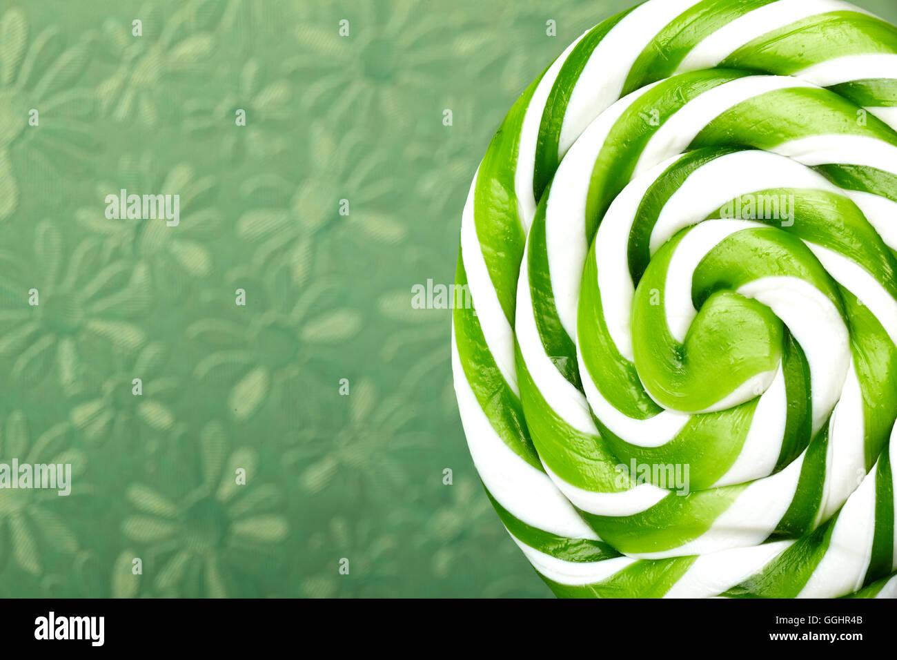 Verde e bianco grande spirale lollipop su stick Foto Stock