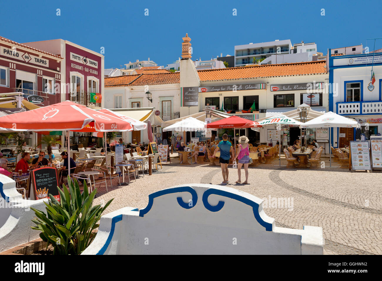 Caffè e ristoranti nella piazza a Ferragudo, Algarve, Portogallo, Foto Stock