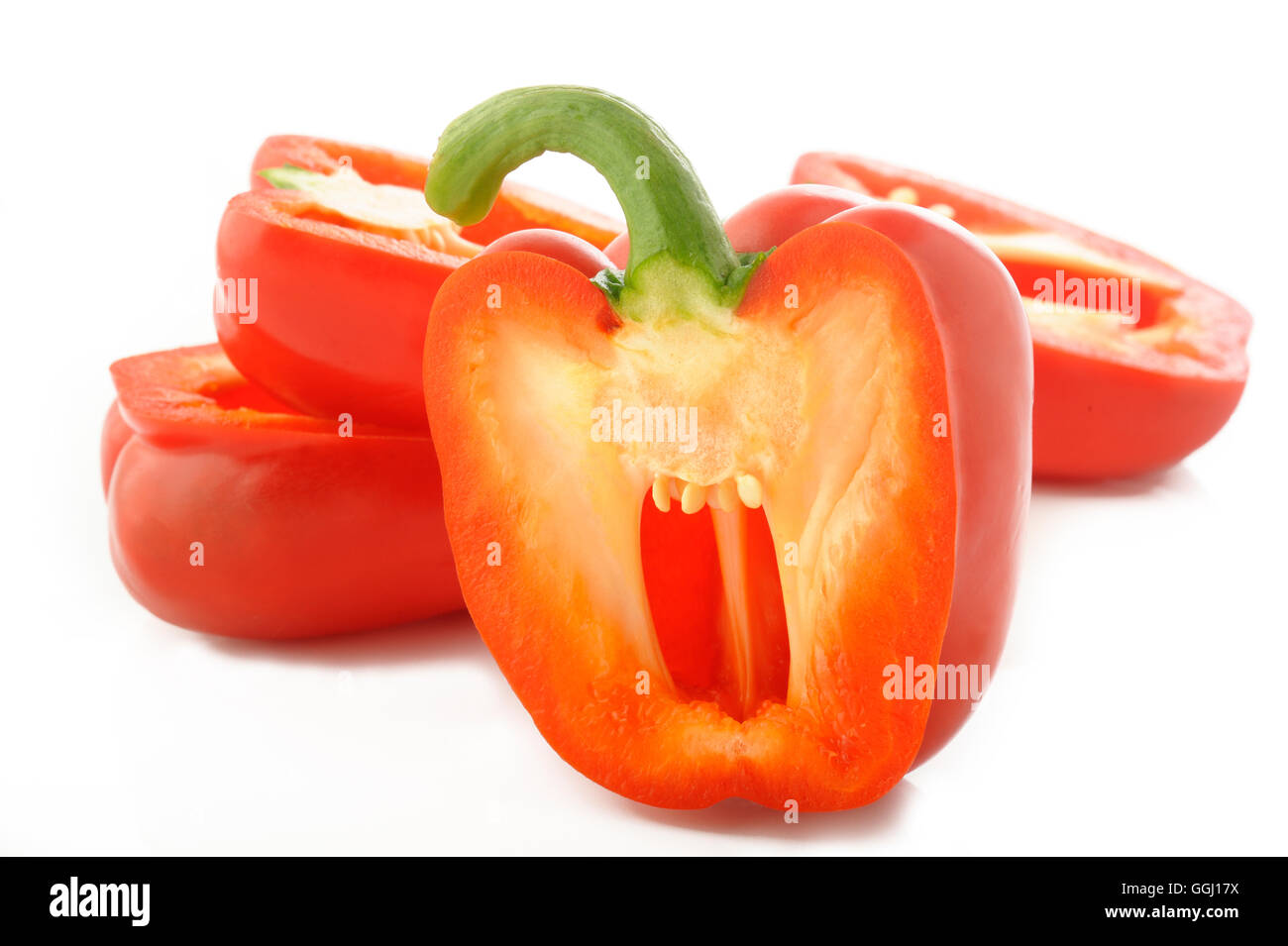 Fette di peperone rosso isolato su sfondo bianco Foto Stock