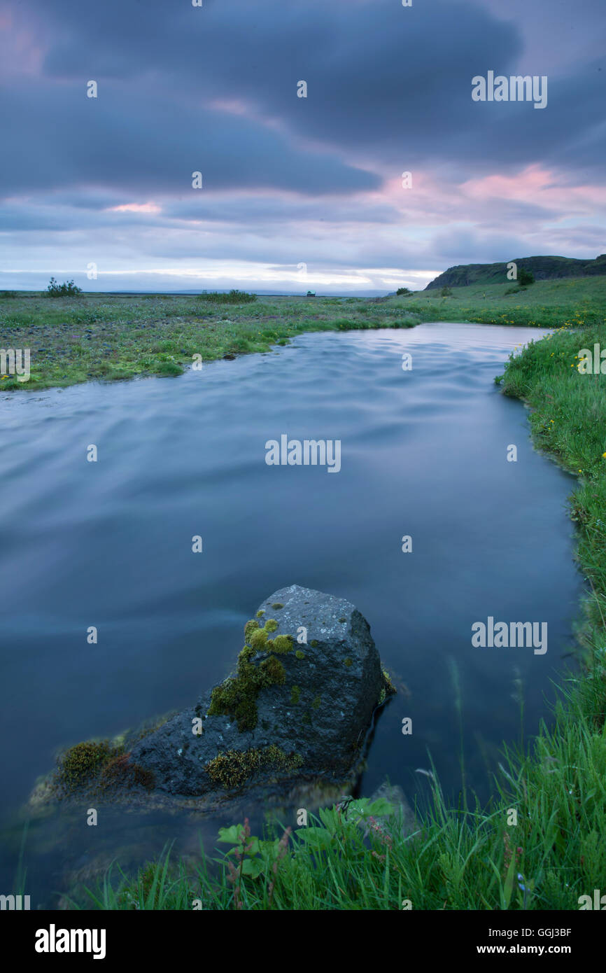 Estate tramonto al fiume Seljalands nel sud dell'Islanda. Foto Stock