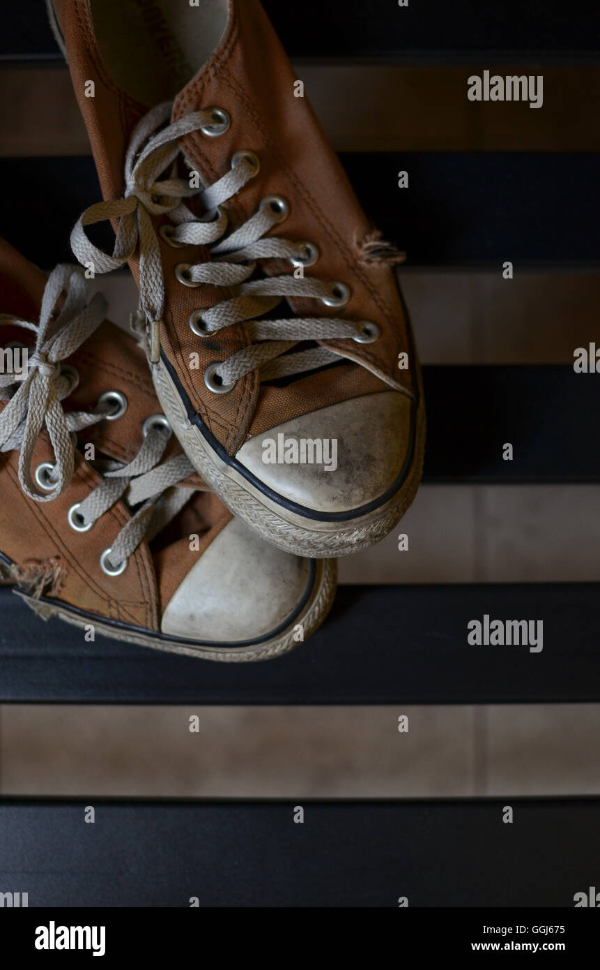 Addolorato scarpe sneakers sporco low cut (taglio basse frequenze)  calzature converse allstar marrone resistente passalacci oro antico Foto  stock - Alamy