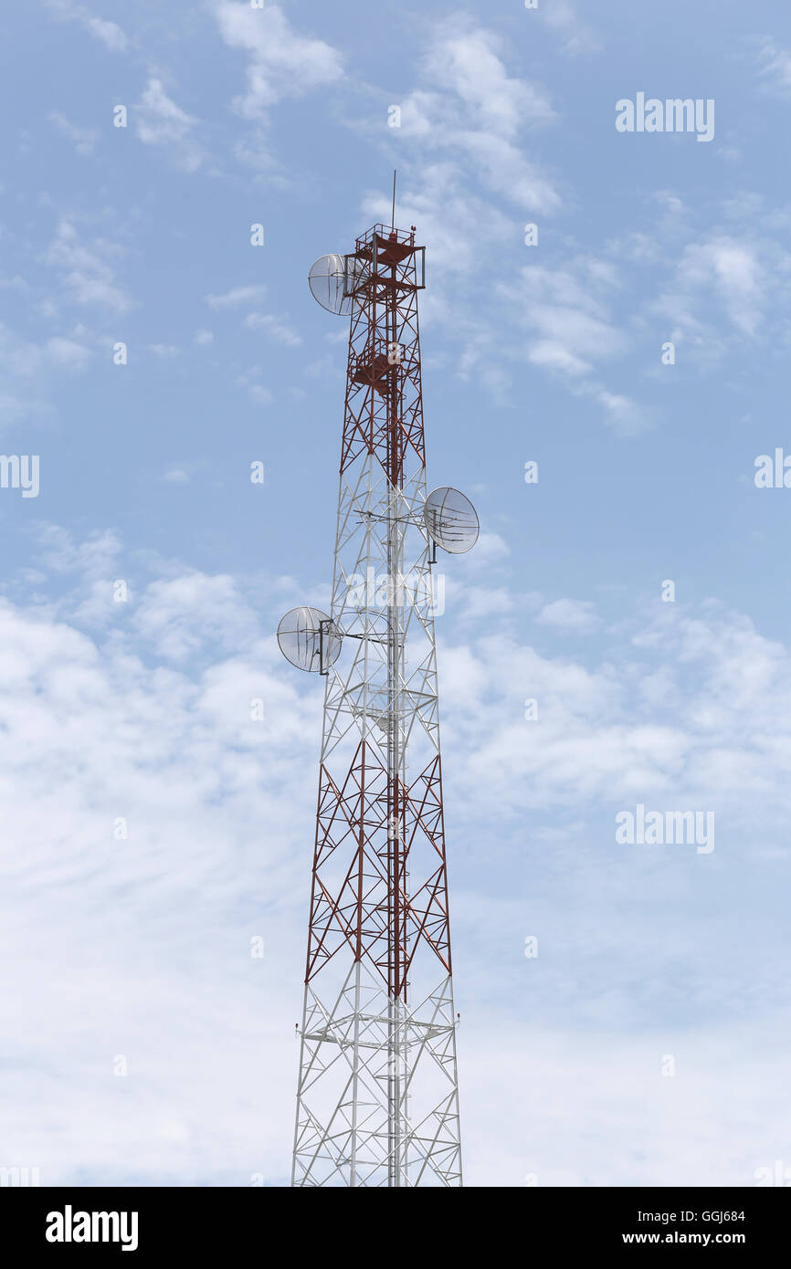 Antenna per comunicazioni telefoniche nel cielo luminoso giorno e dispongono di attrezzature di strumento di connessione di Wireless Internet business. Foto Stock