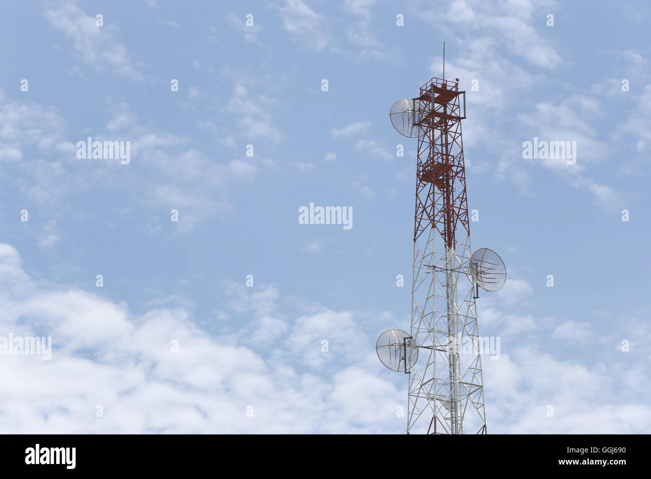 Antenna per comunicazioni telefoniche nel cielo luminoso giorno e dispongono di attrezzature di strumento di connessione di Wireless Internet business. Foto Stock