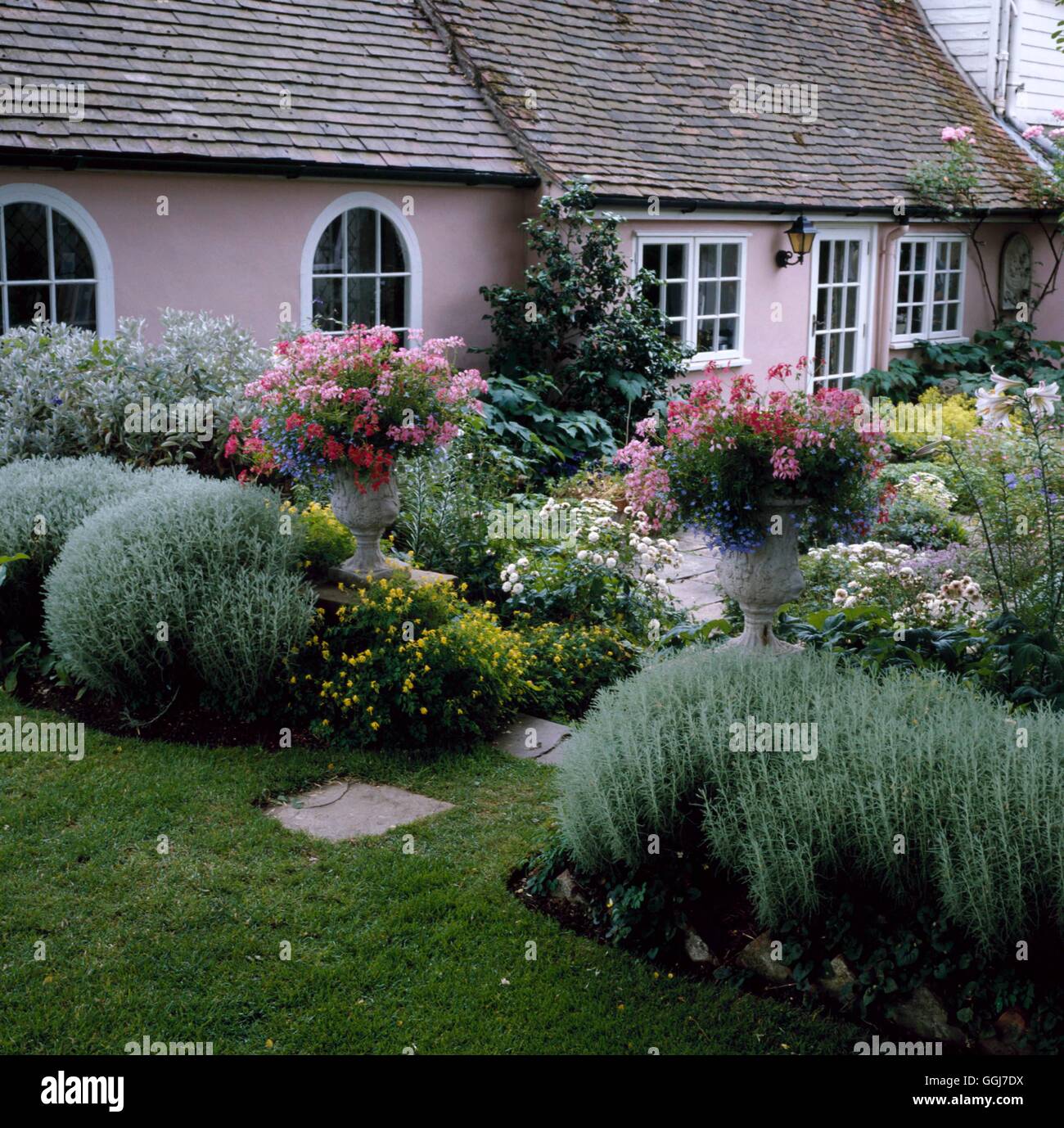 Garden Cottage - (si prega di credito: Foto di Orticoltura/ Sun House Long Melford) Culla068612 Phot Foto Stock