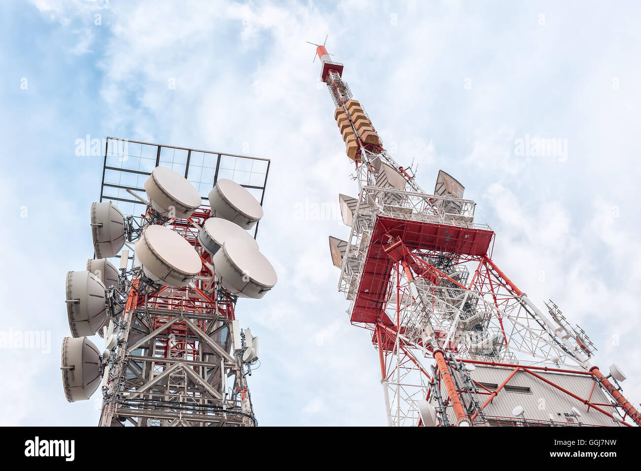 Montante di telecomunicazione antenne TV della tecnologia wireless con cielo blu al mattino Foto Stock